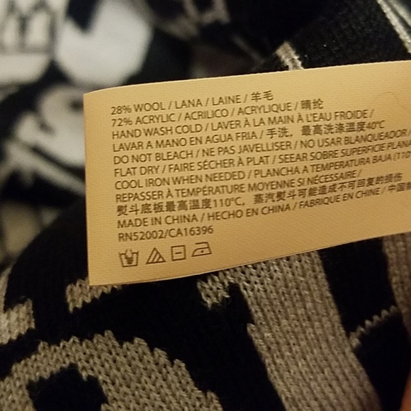 Juicy Couture Scarf in Gift Box - Picture 4 of 4